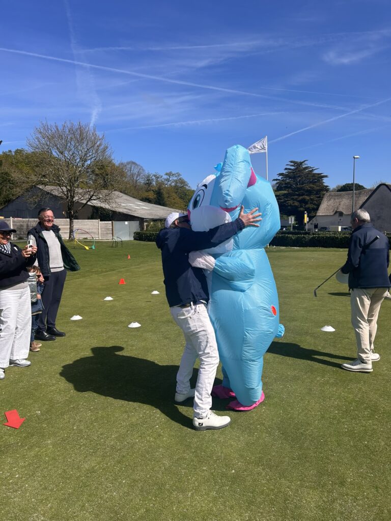 Un gros calin entre le Lapin de Pâques et Eric