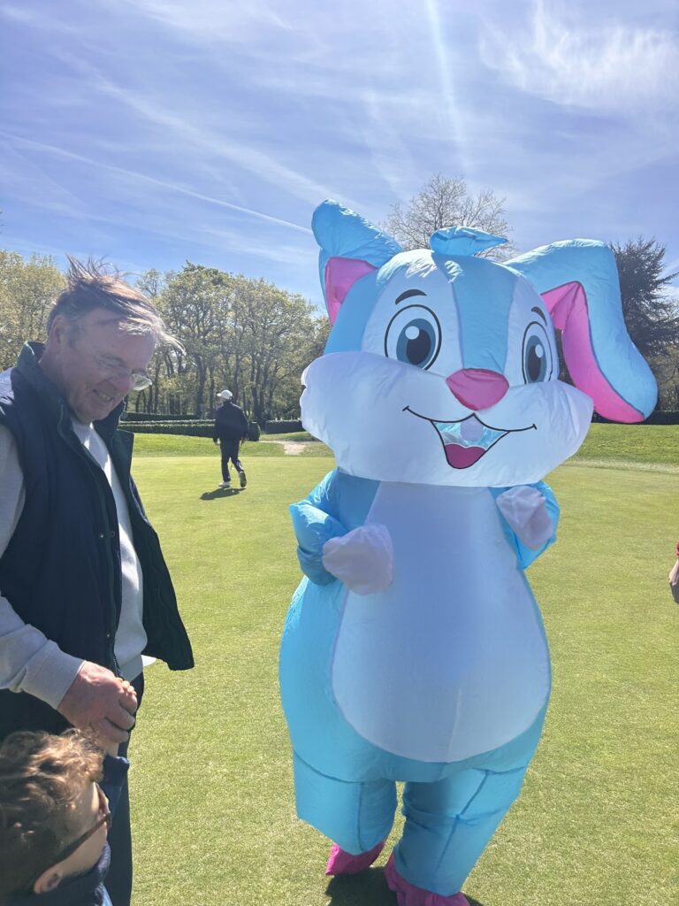 Le secrétaire de la Commission Sportive, Xavier, avec son petit fils et le Lapin de Pâques