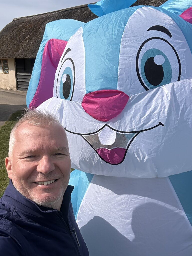 Le Lapin de Pâques accepte de faire un selfie avec Hugues, le nouveau président de la Commission Sportive.