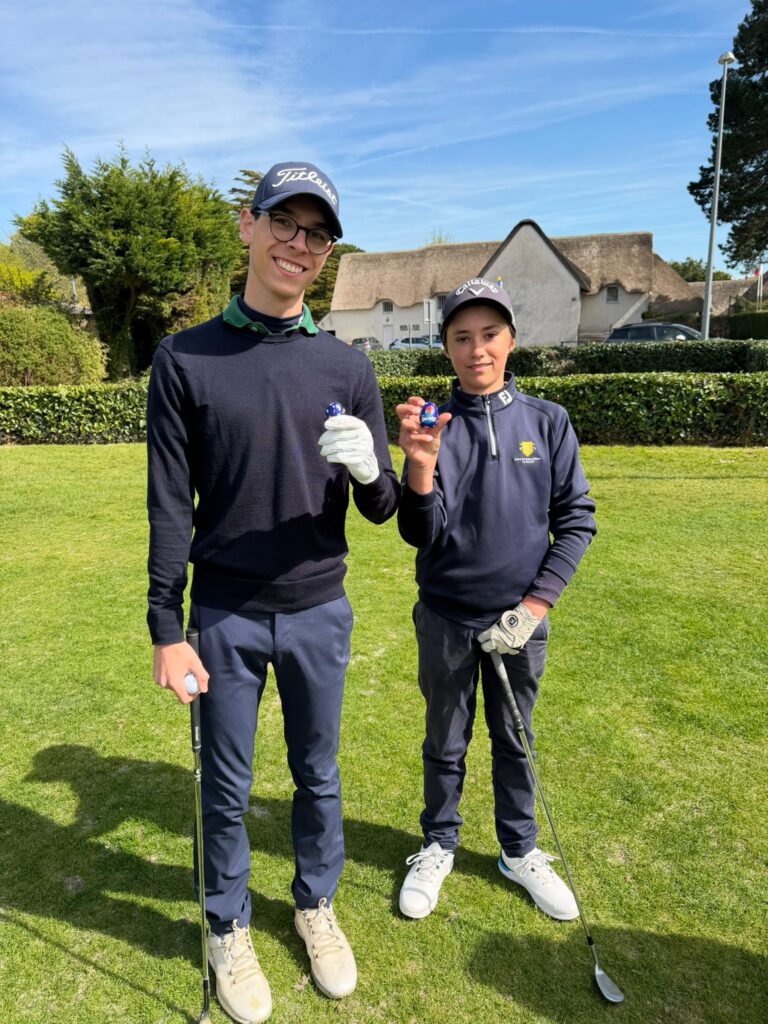 Alexis et Malo semblent apprécier les chocolats.