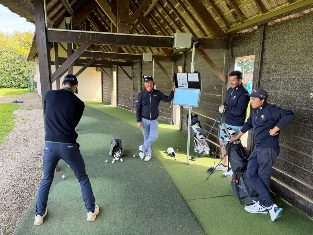 Concours de drive sur Top Tracer pour les plus grands, devant l'oeil expert de Mathieu BERTRAND.