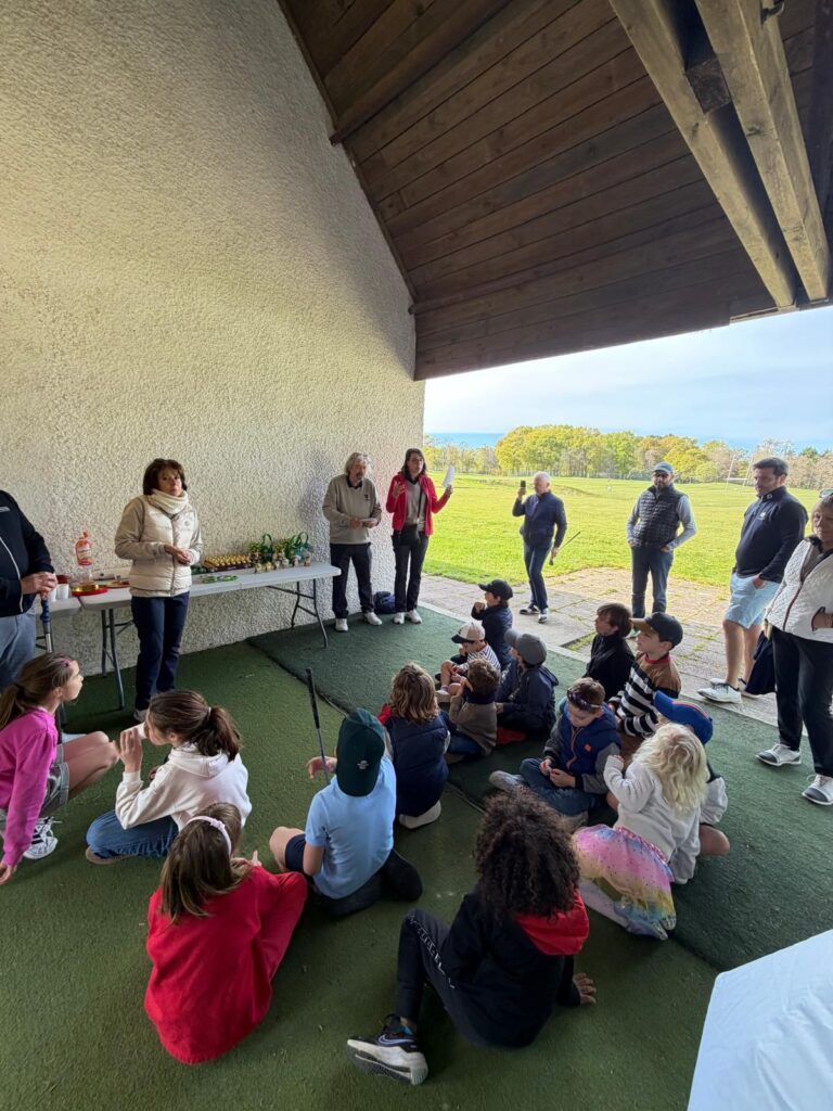 Stéphanie, le nouveau capitaine des jeux de la Commission Sportive effectue la remise des prix avec l'annonce des classements des différents concours !