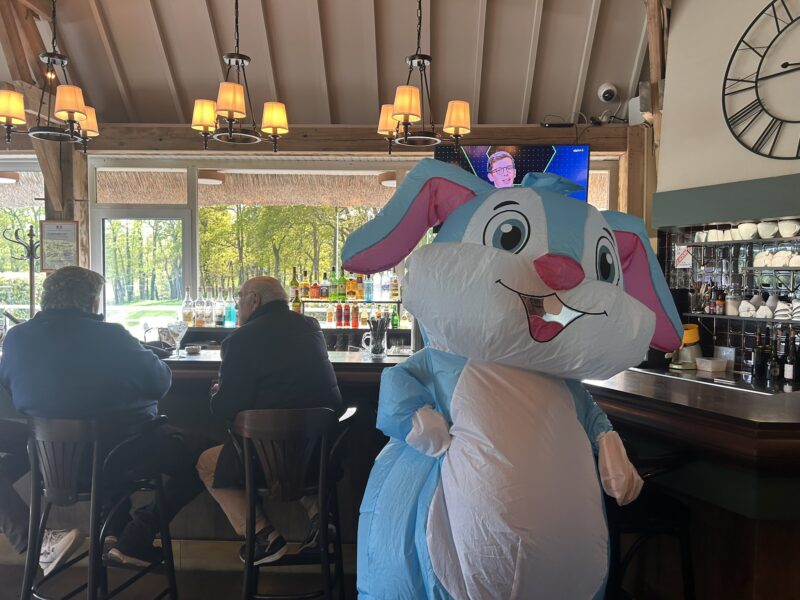 Pause bien méritée au bar du Club House pour le Lapin de Pâques.
