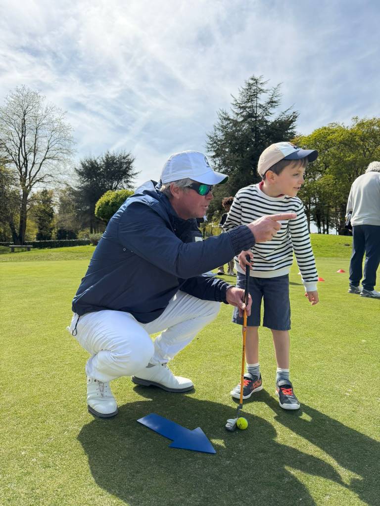 Eric TARDIFF transmet sa passion du golf aux enfants.